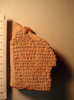 Fragment de tablette en caractères hittites de l’époque impériale (XIIIe siècle av. J.-C.). 